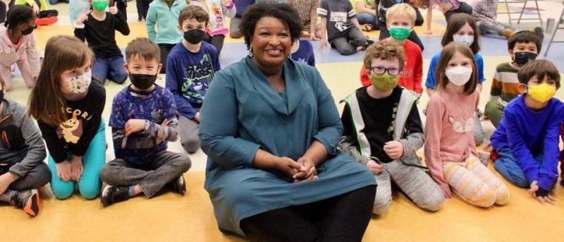 Η καμπάνια της Stacey Abrams αγωνίζεται να περιορίσει τις ζημιές μετά την εικόνα χωρίς μάσκα με παιδιά | The Daily Caller